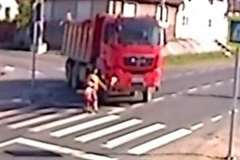 横断歩道を渡っていた母子が右折してきたダンプカーに轢かれる