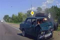 コントロールを失った車がセンターラインを超え走行中の車に激突!