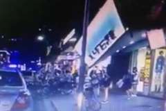 歩道にせり出した店舗の軒が崩れ通行人が下敷きに・・・