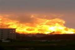 中国の石油化学工場で大規模な爆発事故が発生し消防隊員2人が負傷