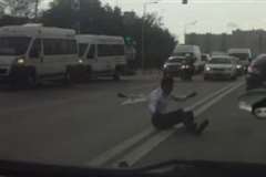 車に撥ねられて足を骨折し立ち上がれない男性