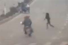 当たり屋?道路を横断していた女性がバイクに撥ねられる