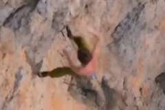 ロッククライミングをしていた男性が落下し岩肌に激突する