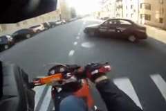 Uターンしようとした車にバイクが激突するシーンをライダー目線で見る