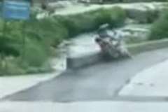 カーブを曲がりきれずに川へと転落するバイカー