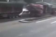 大型トラック同士の間に挟まれ押し潰されるワンボックスカー