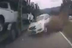 対向車線から飛び込んできた車が紙一重で目の前を通過する!