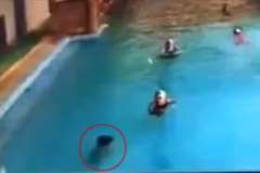 周囲の人達は気付いているのかいないのか?室内プールで溺れる子供