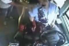 運転中に大量に吐血するバスドライバー