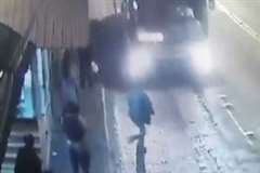 自殺?走行してくるバスの前に飛び出し撥ねられる男性