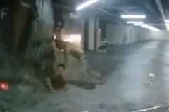 自分が乗っていたトラックに轢かれる男性