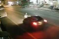 制止する人を横目に逃走!・・・大胆な轢き逃げをする車