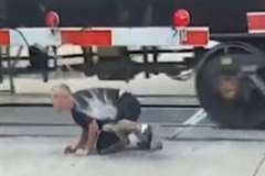 走行してくる列車を利用してのスタント遊びが危険すぎる