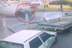 転がる車からドライバー放り出される瞬間