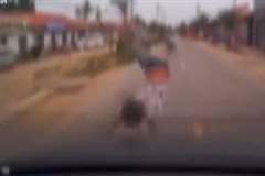 我が子を撥ねたドライバーに暴力を振るう父親