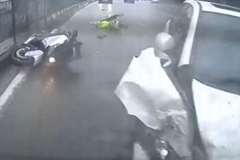 後方からスクーターを撥ね飛ばし運転手に重傷を負わせた暴走車