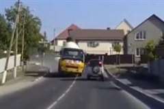 オーバースピードでカーブを曲がりきれない暴走ミキサー車が突っ込んでくる!