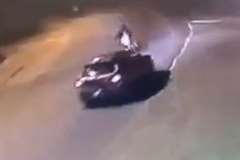 オーバースピードで対向車線側に膨らんだバイクが対向車と正面衝突!