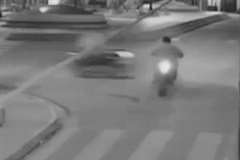 バイク同士が出会いがしらに衝突し勢いあまって電柱に激突!