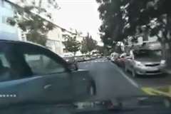 止まりそうなほどゆっくり走行し追い越されそうになると急にスピードを上げて事故を誘発する車