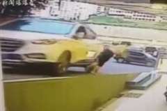 坂道をバックで下ってきた車が歩行者の女性を撥ね飛ばす