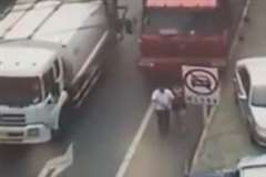 道路端を歩いていたカップルが後ろからトラックに轢かれ女性が死亡