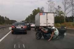 前走車の急停車に対応しきれずリアガラスから車内に飛び込んだバイカー