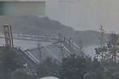 突然橋が崩壊し走行中のバイクが犠牲に・・・