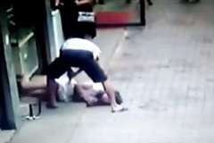 刃物でめった刺しにされ殺害される女性