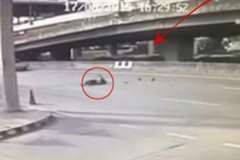 高架橋の上から下の道路に落下してきたライダー