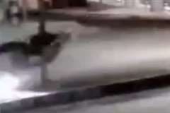 バイクが分離帯の縁石に乗り上げライダーはポールに激突し即死