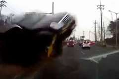 防ぎようがない事故・・・車が中央分離帯を飛び越え対向車線に飛び込む