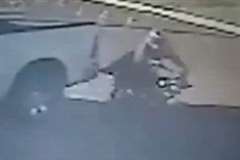 駐車中のピックアップトラックの後ろを走り抜けたバイクの思わぬ”落し物”