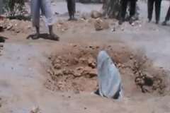 穴の中に座らせた人を投石により殺害する