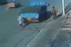 バックしてきたトラックに轢かれた女性がタイヤで潰され死亡