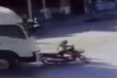 大型トラックの目の前でバイクが転倒し運転していた女性が車輪で潰され死亡