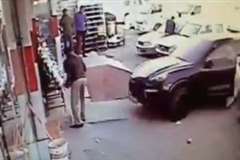 急に動き出した「ポルシェ・カイエン」が人を押し潰す