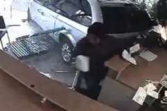 ガラス張りのオフィスの壁を突き破って車がバックで飛び込んでくる!