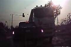 信号停車で停まっていたら対向車のトラックが飛び込んできた!