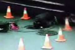 マンホールの中を覗き込むように作業していた男性がトラックに轢かれる