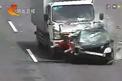 高速道路上で事故の片付けをしていた男性がトラックに撥ね飛ばされる