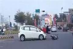 交通ルール無視のスクーターが車に撥ねられる