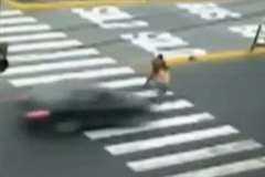 信号無視の歩行者が車に激しく撥ね飛ばされる