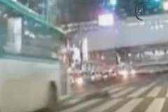 道路を横断しようとした男性がバスに撥ねられ死亡