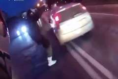 双方の間で何があった・・・車に対して挑発を繰り返すライダーが車に反撃される