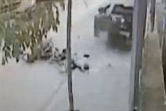 2人乗りのスクーターが後方から暴走車に弾き飛ばされる