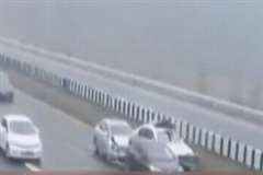 高速道路上で停車していた車に後続車が追突!