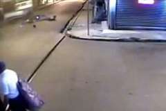 轢き逃げを目撃!交差点内でバイクを撥ね飛ばし逃走するトラック