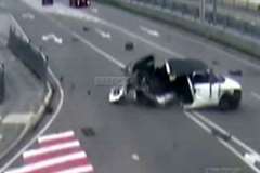 歩道に立っていた歩行者が暴走車に撥ね飛ばされる