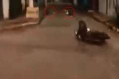 狭い交差点で2人乗りのバイクと車が出会いがしらに衝突